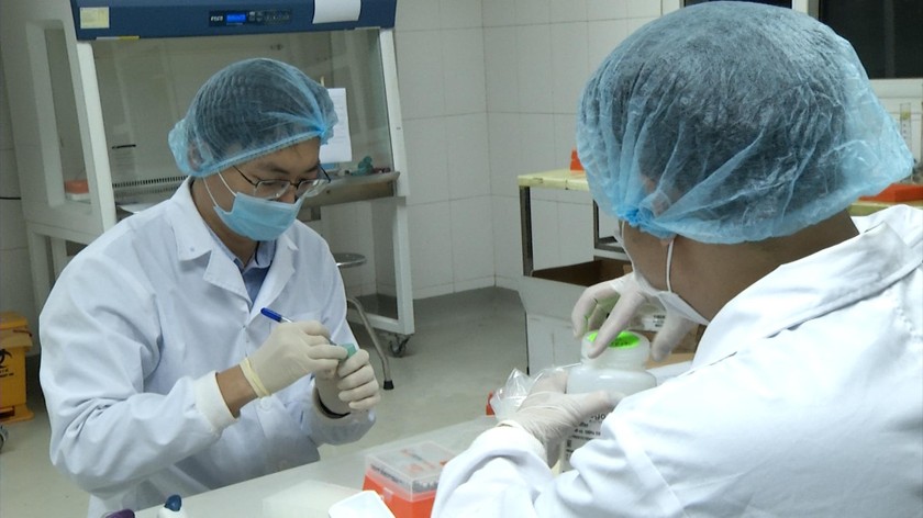 Cán bộ CDC Hà Nội đang pha hoá chất phục vụ xét nghiệm COVID-19. ảnh: Hà Thu