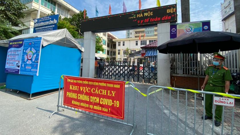 Ngay khi ghi nhận các ca dương tính với SARS-CoV-2, Bệnh viện Phổi Hà Nội đã lập rào chắn, chăng dây.