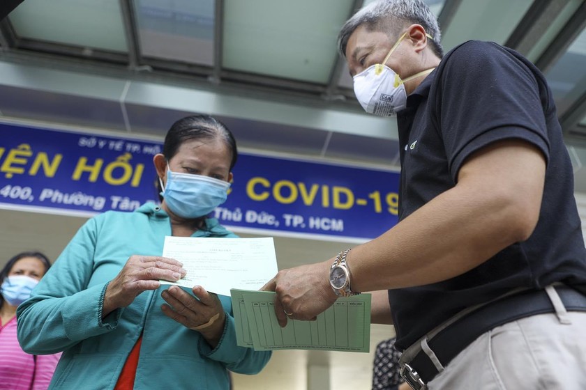 PGS.TS Nguyễn Trường Sơn - Thứ trưởng BYT trao giấy ra viện cho bệnh nhân COVID-19. Ảnh: BVCC