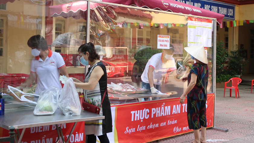 Người dân đi mua thực phẩm thiết yếu trong những ngày Hà Nội thực hiện giãn cách toàn thành phố. Ảnh: Ngọc Nga