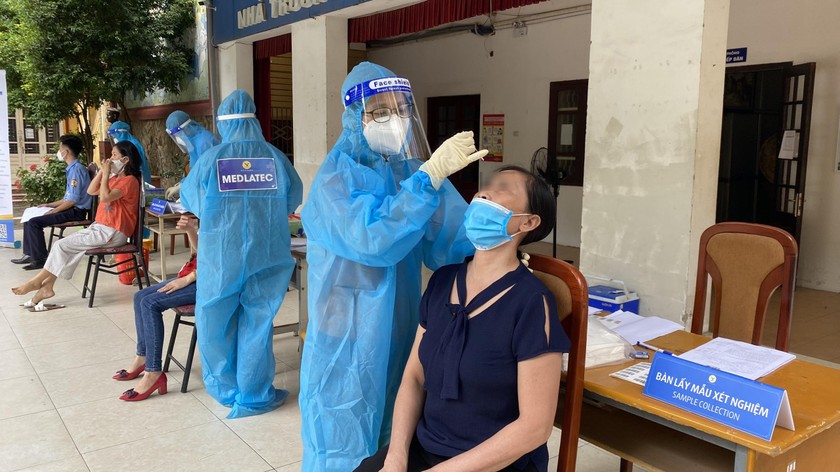 Lấy mẫu xét nghiệm sàng lọc SARS-CoV-2 cho người dân tại Hà Nội. Ảnh: Ngọc Nga