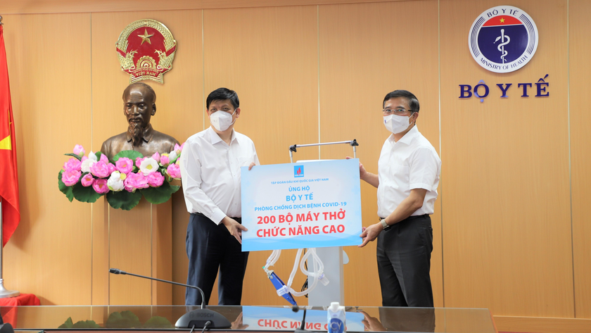 Bộ trưởng Bộ Y tế Nguyễn Thanh Long tiếp nhận trang thiết bị điều trị bệnh nhân COVID-19 nặng từ ông Hoàng Quốc Vượng, Chủ tịch HĐTV Tập đoàn Dầu khí Việt Nam. Ảnh: Bộ Y tế