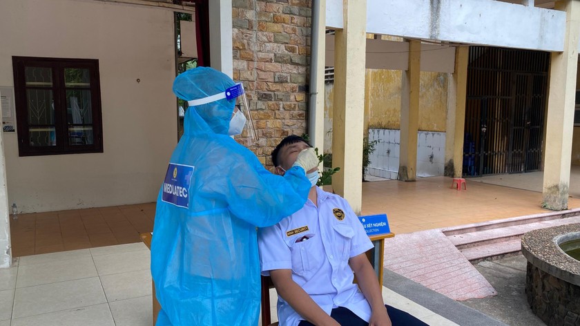 Nhân viên y tế lấy mẫu xét nghiệm SARS-CoV-2 cho người dân. Ảnh: Ngọc Nga