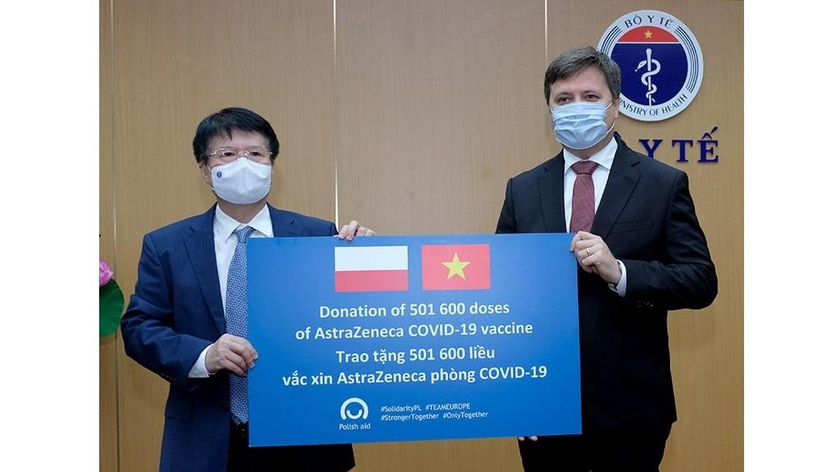 Thứ trưởng Bộ Y tế Trương Quốc Cường thay mặt Bộ Y tế tiếp nhận lô vaccine của Chính phủ Ba Lan viện trợ Việt Nam phòng, chống dịch COVID-19. Ảnh: Bộ Y tế