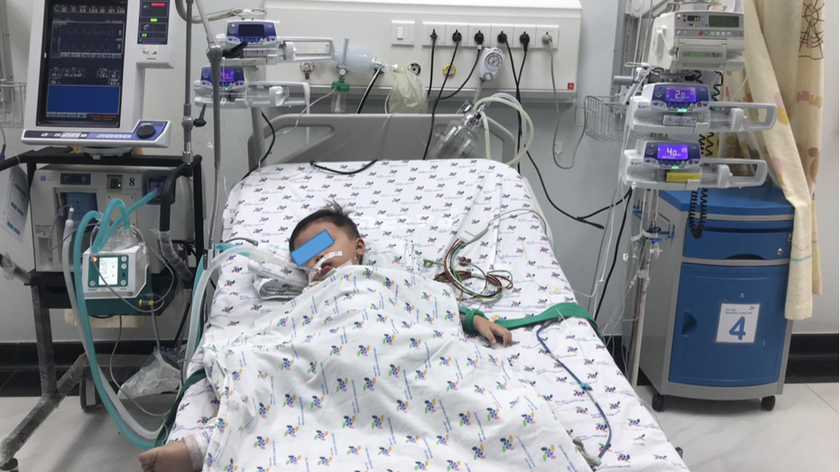 Bé B.Đ.T.Đ đang được điều trị tích cực tại Bệnh viện Nhi Đồng Thành phố. Ảnh: BVCC