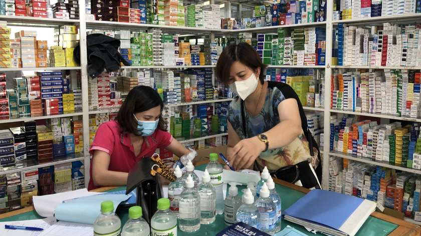 Tiếp tục lấy mẫu thuốc, mỹ phẩm tại các cơ sở kinh doanh thuốc trên địa bàn thành phố để kiểm tra chất lượng. Ảnh: Sở Y tế TP Hà Nội.