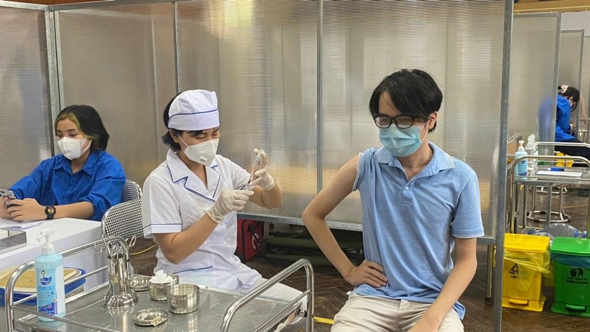 Người dân được tiêm vaccine ngừa COVID-19 tại Hà Nội. Ảnh: Ngọc Nga