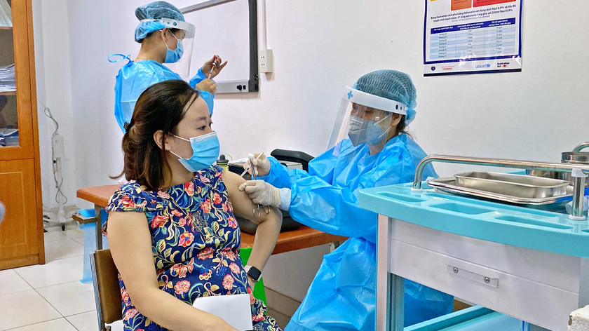 Thai phụ tiêm vaccine ngừa COVID-19 trong sáng nay tại BV Thanh Nhàn. Ảnh: Đức Hiệp