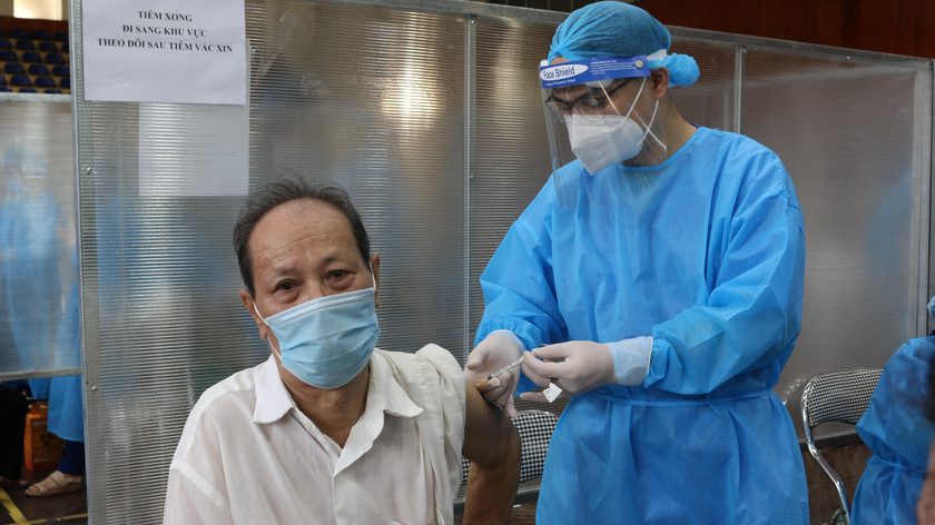 Người dân được tiêm vaccine ngừa COVID-19 tại Hà Nội. Ảnh: Ngọc Nga