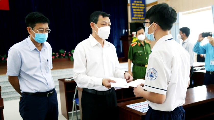Bác sĩ Nguyễn Tri Thức đại diện tất cả nhân viên Bệnh viện Chợ Rẫy trao học bổng cho các em học sinh tại quận 8, TP HCM. ẢNh: BVCC