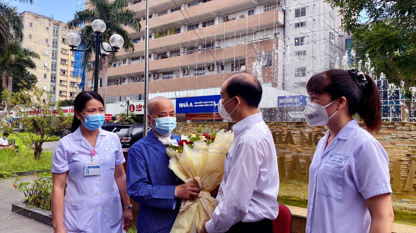 Ông Nguyễn Đình Hưng - Phó Giám đốc Sở Y tế Hà Nội - cùng lãnh đạo Bệnh viện Thanh Nhàn tặng hoa ngày bệnh nhân N. được xuất viện. Ảnh: Ngọc Nga