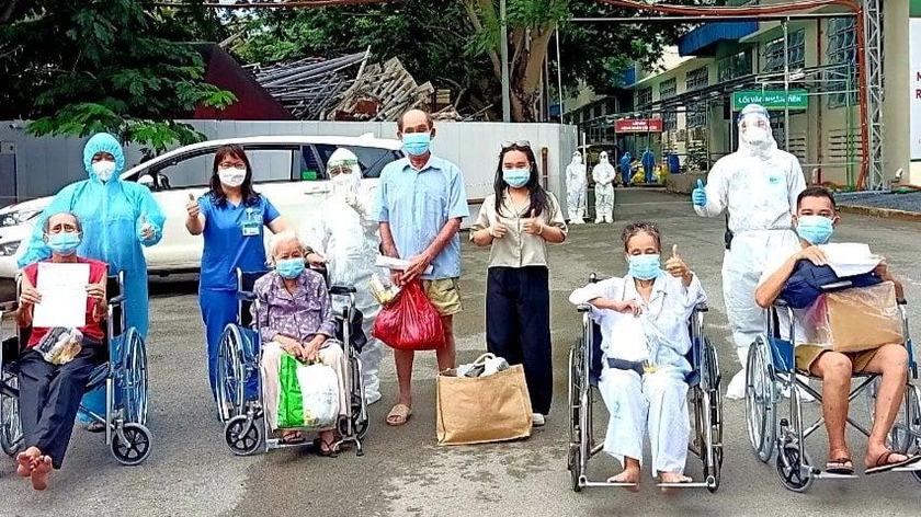 Các bệnh nhân COVID-19 được xuất viện ngày 22/9, trong đó có cụ bà Nguyễn Thị Đ. Ảnh: BVCC