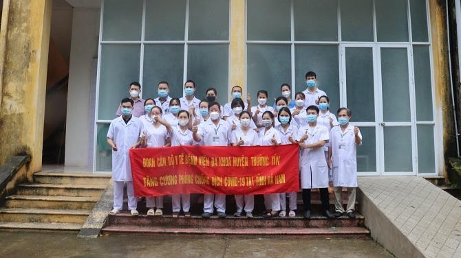 Đoàn cán bộ Bệnh viện Đa khoa huyện Thường Tín tăng cường phòng, chống dịch tại tỉnh Hà Nam. Ảnh: Lam Dương