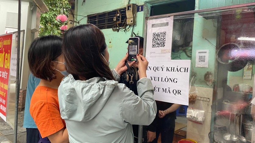 Nhiều quận tại Hà Nội chuyển lên vùng cam đã thực hiện bán hàng mang về.