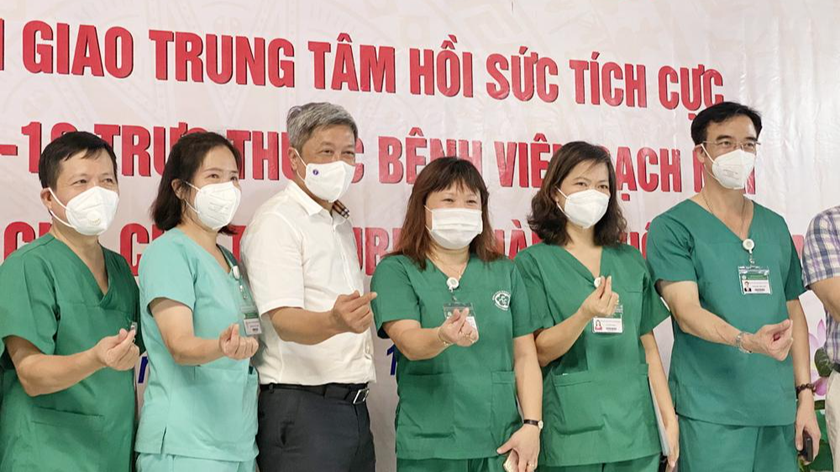 Thứ trưởng Bộ Y tế Nguyễn Trường Sơn (áo trắng) cảm ơn lực lượng y tế đã đồng hành cùng y tế TP HCM qua thời khắc khó khăn nhất. Ảnh: BVCC