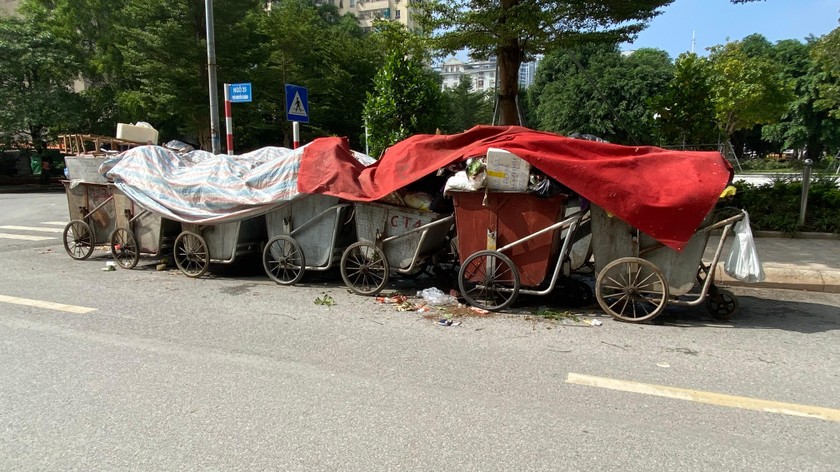 Những chiếc xe chất đầy rác được phủ kín bạt trên nhiều tuyến đường Hà Nội.