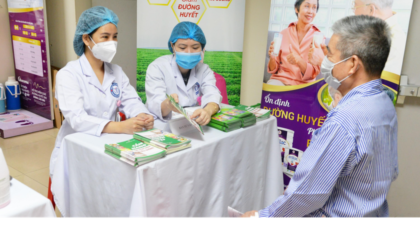 Bác sĩ tư vấn cho bệnh nhân đái tháo đường đang điều trị tại BV Nội tiết Trung ương. 