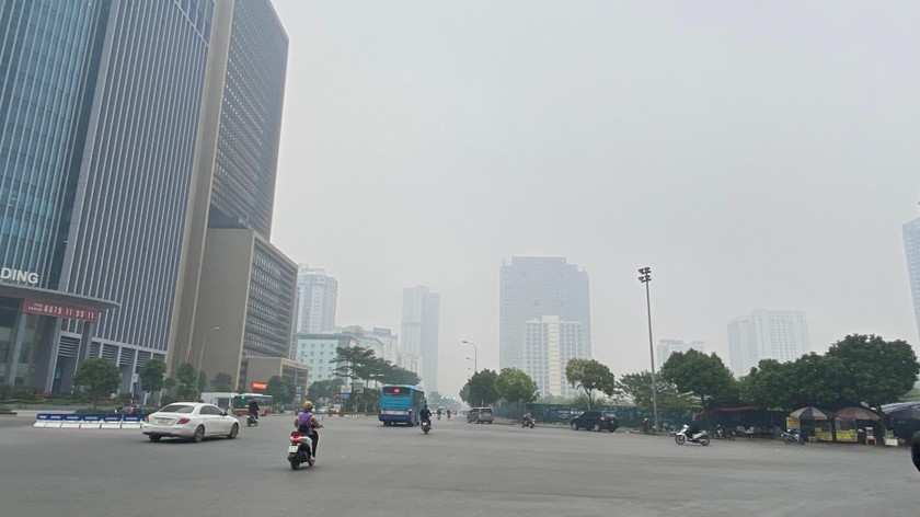 Những ngôi nhà cao tầng ở Hà Nội bị "phủ kín" trong màn sương mù trong chiều 16/11.