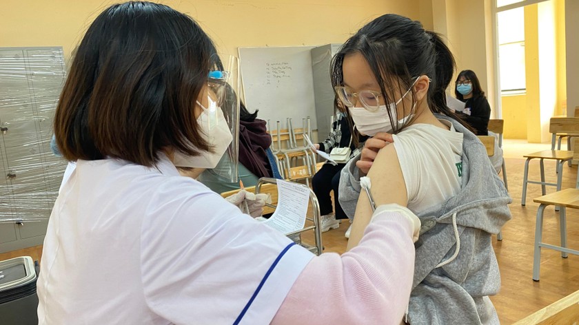 Học sinh trường THPT Đoàn Kết - Hai Bà Trưng được tiêm vaccine COVID-19 trong sáng 23/11.