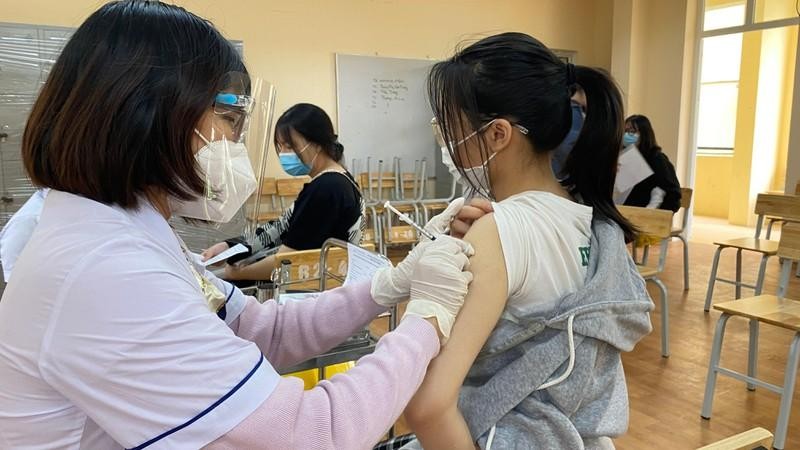 Học sinh ở Hà Nội tiêm vaccine ngừa COVID-19.