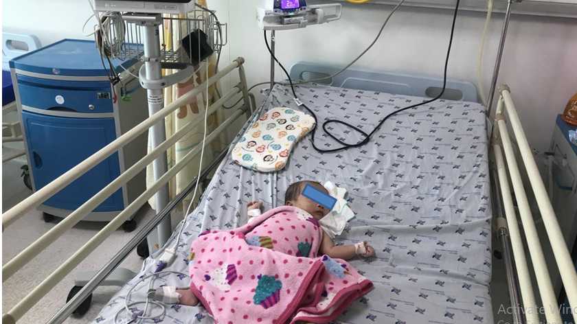 Bé trai nằm điều trị tại Bệnh viện Nhi Đồng TP HCM. Ảnh: BVCC