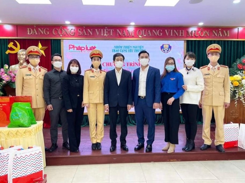 Đoàn cơ sở Báo Pháp luật Việt Nam đã phối hợp cùng Đoàn cơ sở phòng CSGT-CA TP HN và Quỹ Trao tặng Yêu thương chuẩn bị và trao tặng 81 suất quà cho các hộ gia đình cận nghèo của quận Hoàn Kiếm.