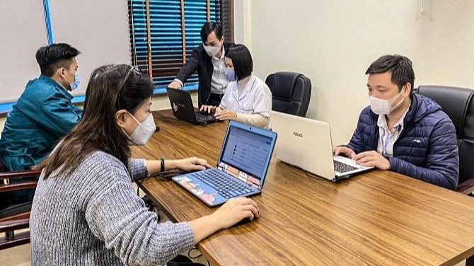 Trạm y tế online luôn có cán bộ thường trực để kịp thời hỗ trợ, giải đáp những thắc mắc, kiến nghị của người dân. Ảnh: Việt Nga – Ngọc Anh