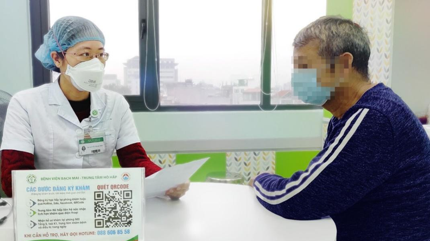 Bác sĩ Trung tâm Hô hấp, Bệnh viện Bạch Mai thăm khám cho bệnh nhân sau nhiễm COVID-19. Ảnh: BVCC