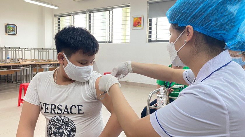Những học sinh khối 6 đầu tiên tại Hà Nội được tiêm vaccine ngừa COVID-19