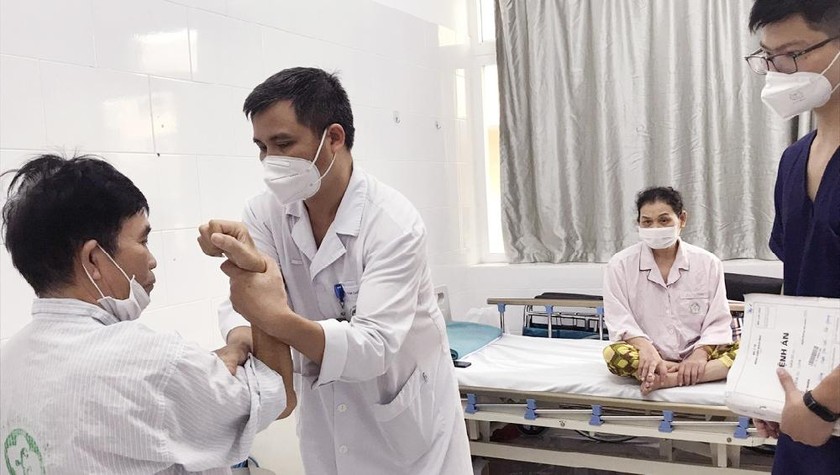 TS.BS. Nguyễn Trung Nguyên - Giám đốc Trung tâm Chống độc đang đánh giá vận động cho vợ chồng bệnh nhân ngộ độc hạt muồng. Ảnh: Tiểu Vũ
