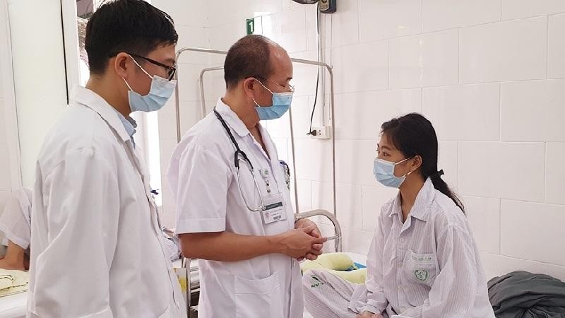 PGS.TS Đỗ Duy Cường - Giám đốc Trung tâm Bệnh nhiệt đới (áo trắng, ở giữa) thăm khám cho bệnh nhân đang điều trị tại Trung tâm. Ảnh: Mai Thanh