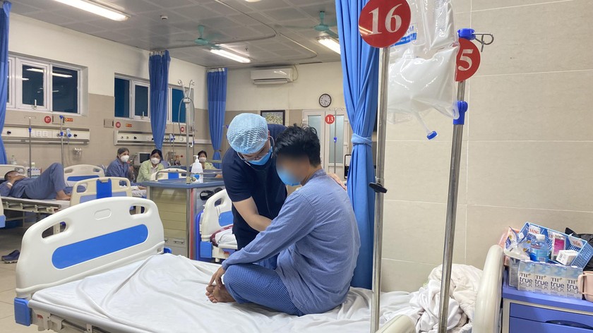 Bệnh nhân T. đang điều trị tại Bệnh viện Thanh Nhàn. Ảnh: Ngọc Nga