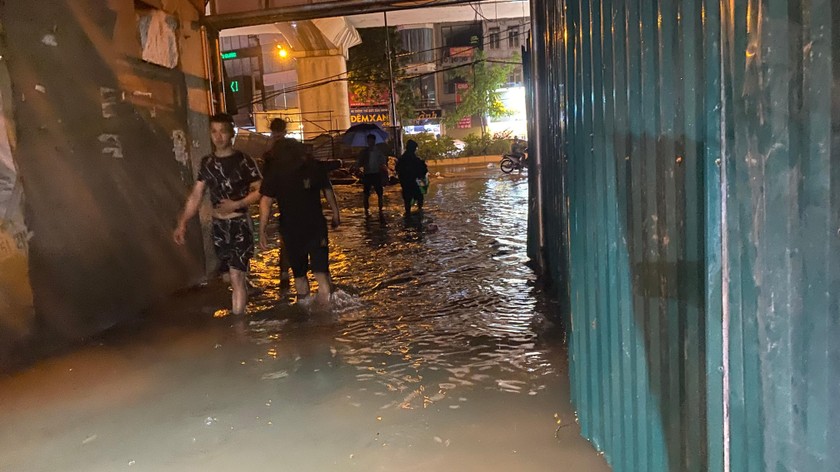 Đường Hà Nội ngập sâu, nước dềnh sóng trong mưa lớn