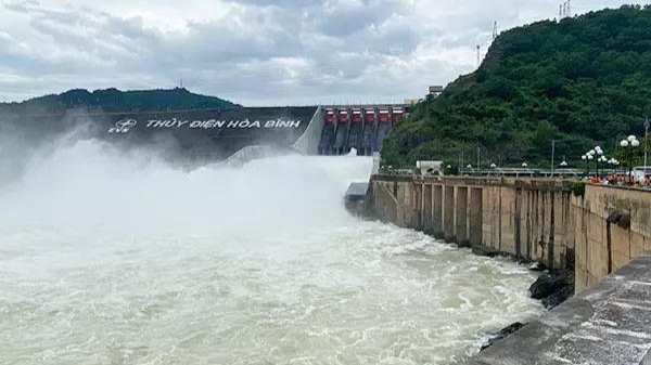 Thủy điện Hòa Bình mở cửa xả đáy. Ảnh: Vietnamnet