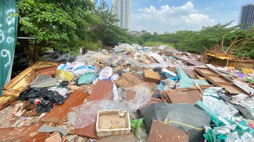 Những "núi" rác thải xây dựng "mọc" khắp các con ngõ ở Thủ đô.