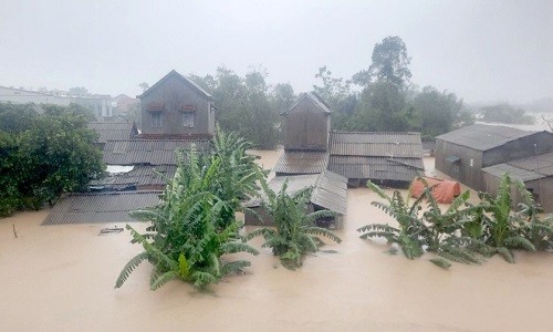 Nước sông Bồ, sông Ô Lâu dâng cao khiến nhiều nhà dân ở khu vực Phong Điền (Thừa Thiên - Huế) bị ngập tới mái.