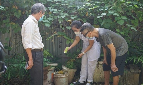 Cán bộ TYT xã Tân Lập (huyện Đan Phượng, TP Hà Nội) đang hướng dẫn người dân lật úp, che đậy các dụng cụ chứa nước không cho muối sinh sản và phát triển để phòng, chống sốt xuất huyết. Ảnh: Duy Tuân