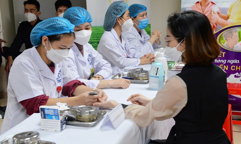 Người dân kiểm tra đường huyết tại Bệnh viện Nội tiết Trung ương. Ảnh: Ngọc Nga