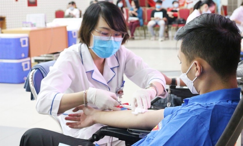 Cán bộ, phóng viên Báo Pháp luật Việt Nam tham gia hiến máu tình nguyện. Ảnh: Ngọc Nga