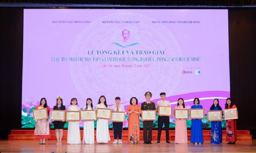 Thứ trưởng Ngô Thị Minh trao bằng khen cho các thí sinh đoạt giải