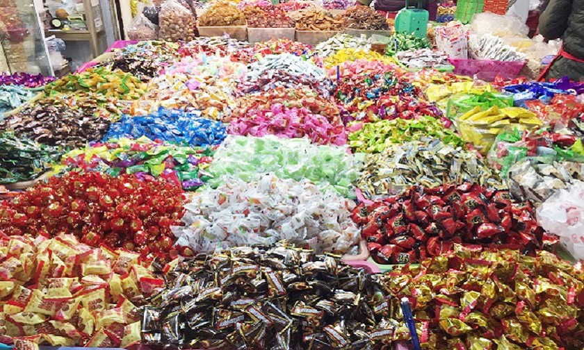 Không nên chọn mua những loại kẹo có màu sắc sặc sỡ. Ảnh: minh họa