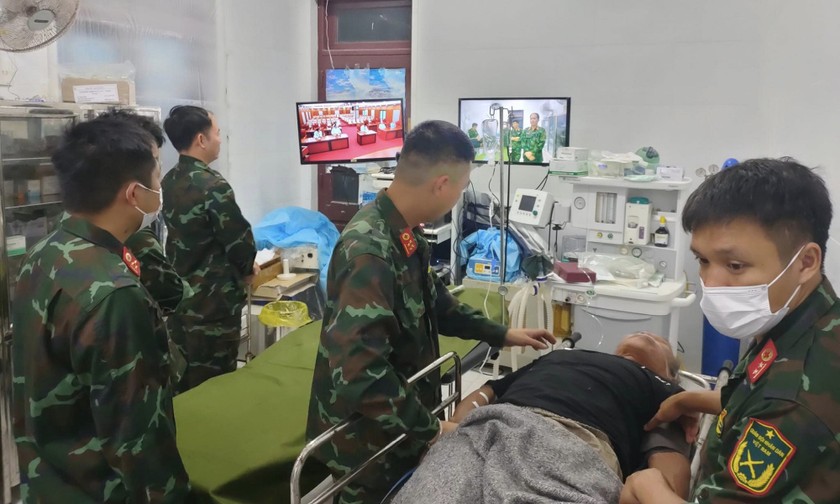 Chiến sĩ quân y Bệnh xá đảo Song Tử Tây hội chẩn qua telemedicine, cấp cứu cho người bệnh. Ảnh: BVCC