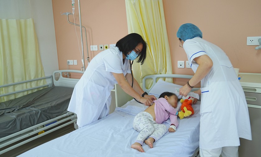 Bác sĩ khám cho trẻ tại Bệnh viện TWQĐ 108. Ảnh: BVCC