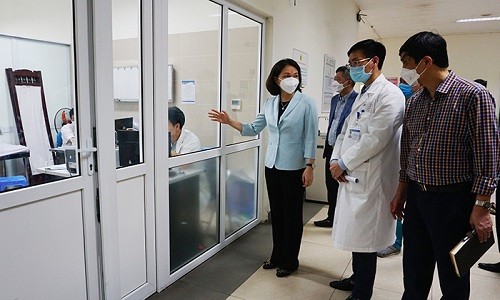 Đoàn công tác kiểm tra tại Bệnh viện Thanh Nhàn. Ảnh: hanoi.gov.vn