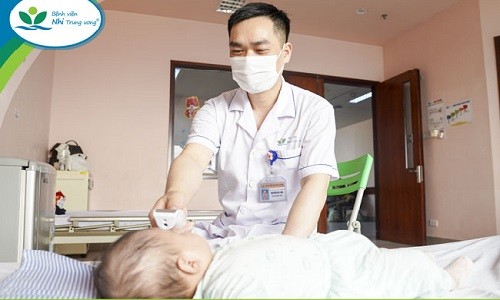 Tại Bệnh viện Nhi Trung, bé M.A. được chẩn đoán bỏng hoá chất khoang miệng độ III. Ảnh: BVCC