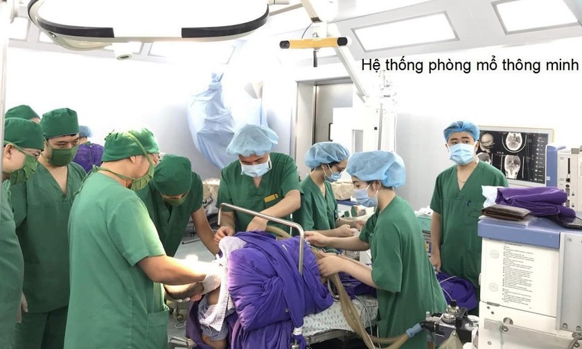 Bác sĩ ngoại thần kinh thực hiện phẫu thuật kẹp túi phình mạch não dưới kính vi phẫu hiện đại. Ảnh: Bộ Y tế