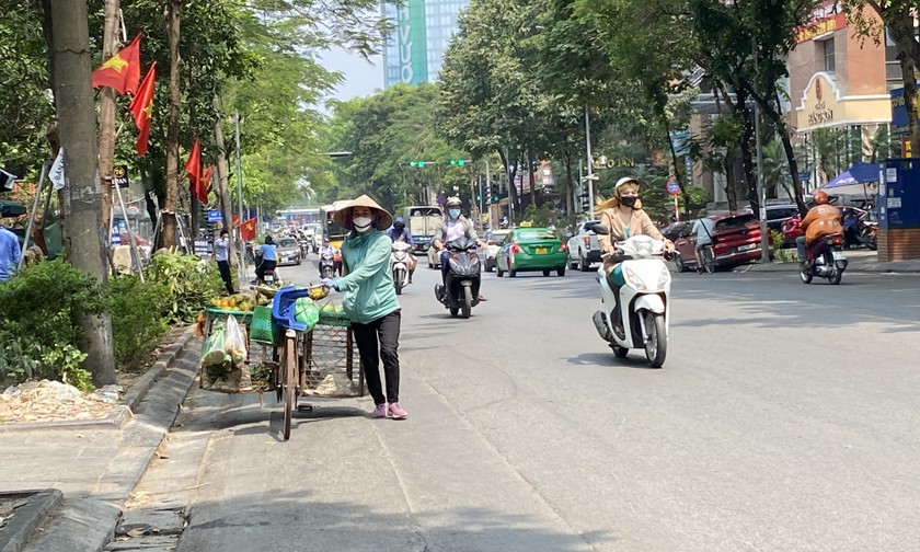 Nhọc nhằn mưu sinh dưới nắng nóng gay gắt ở Hà Nội