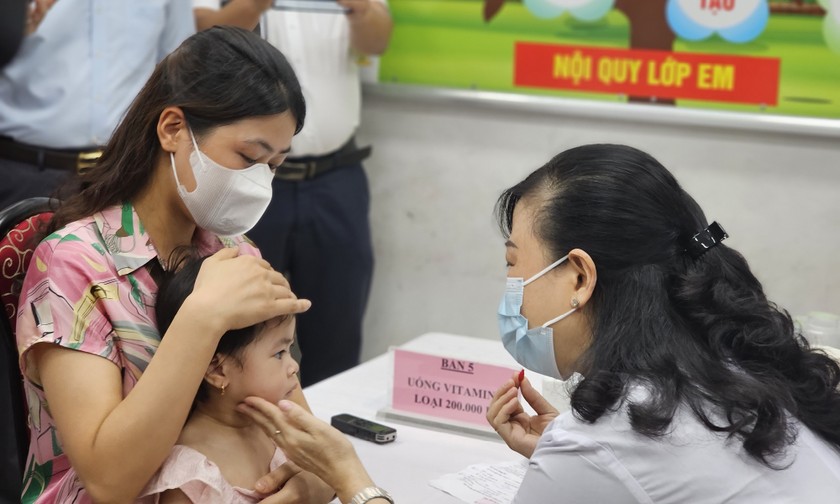 Bộ trưởng Bộ Y tế Đào Hồng Lan làm trưởng đoàn đến thăm và kiểm tra công tác tổ chức Chiến dịch bổ sung Vitamin A cho trẻ em của thành phố Hà Nội. Ảnh: Tuấn Dũng