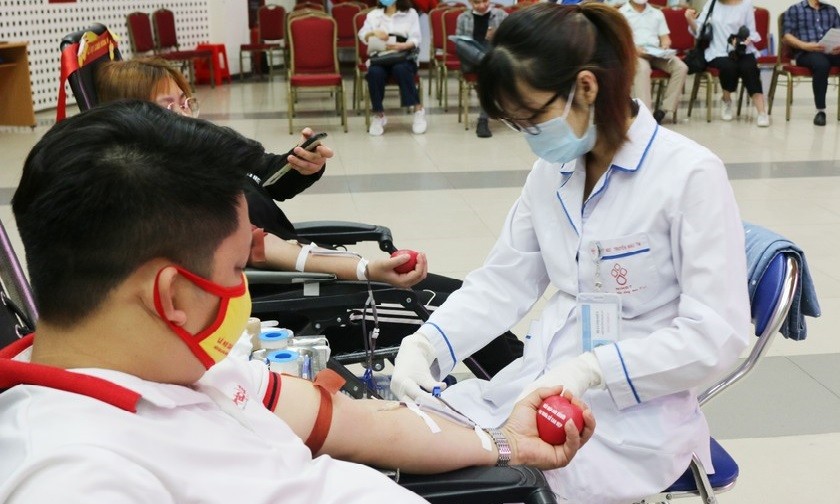 Đoàn viên, thanh niên Báo Pháp luật Việt Nam tham gia hiến máu tình nguyện. Ảnh: Ngọc Nga