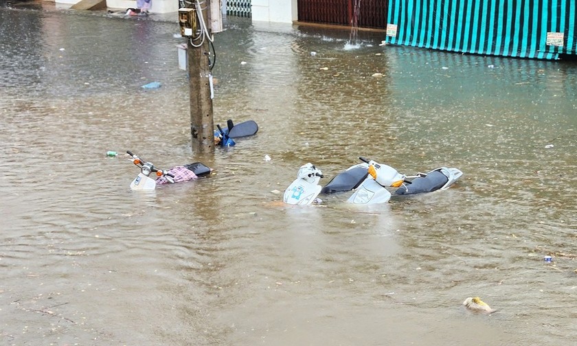  4 xe máy của người dân tại đường Lê Văn Tám (TP Bảo Lộc, Lâm Đồng) không di chuyển kịp bị chìm trong nước. Ảnh: Báo Lâm Đồng